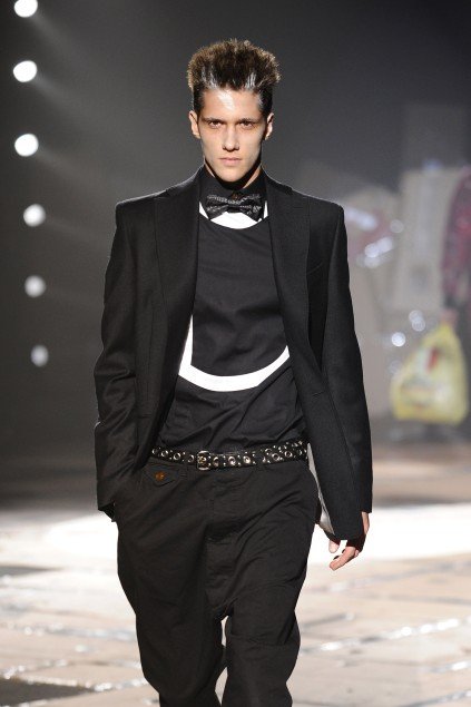 vivienne-westwood-man-fall-winter-2010-runway-black-asymmetrical-shirt-white-vintage-y2k-menswear-flap-trim.jpeg