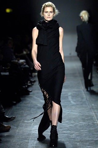 ann-demeulemeester-printed-lace-up-maxi-skirt-wool-vintage-archive-y2k-fall-winter-2006-gray-runway.JPG