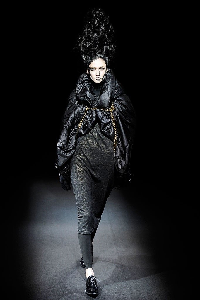junya-watanabe-fall-winter-2009-fw-comme-des-garcons-quilted-black-jacket-gold-chains-vintage-runway.JPG