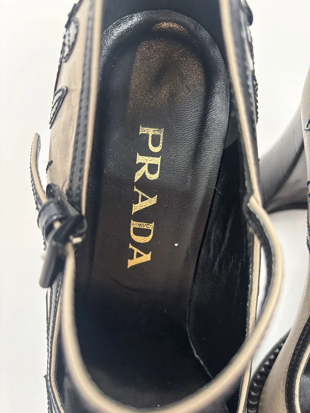 PRADA フラワーモチーフ レザー ストラップパンプス　アンティーク加工 Prada F/W 1996 flower applique heels — JAMES VELORIA
