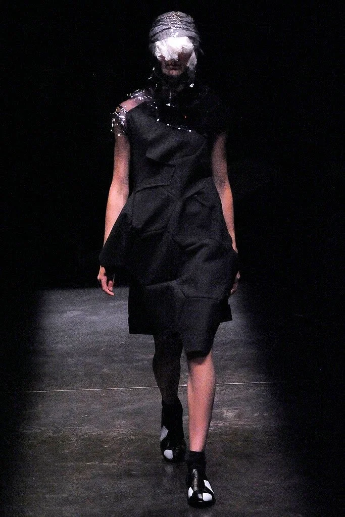 comme-des-garcons-spring-summer-2009-soccer-ball-patchwork-hexagon-pentagon-dress-tunic-black-avant-garde-deconstructed-vintage-y2k-cdg-runway.JPG