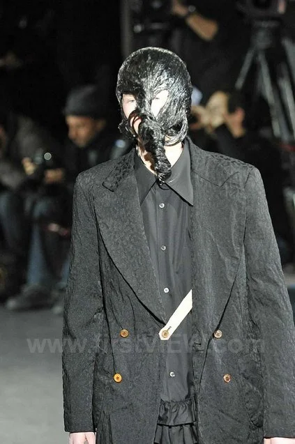 comme-des-garcons-homme-plus-fall-winter-2014-leopard-print-coat-runway-zipper-cutout-menswear-vintage-y2k-cdg-tonal-lapels.jpg