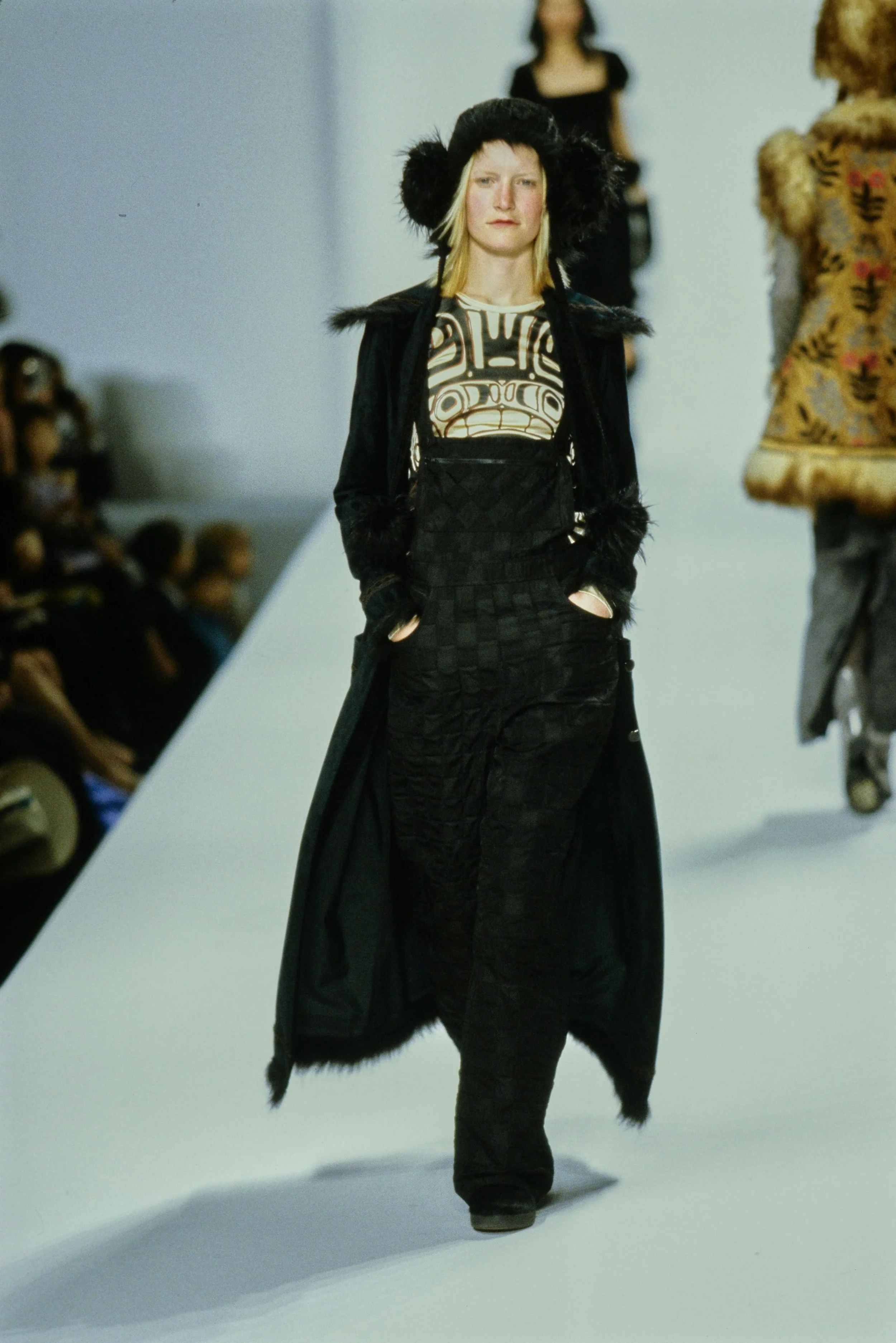 anna-sui-fall-winter-1998-black-velvet-coat-faux-fur-trim-hem-appliques-black-vintage-1990s-fw-90s-runway.JPG