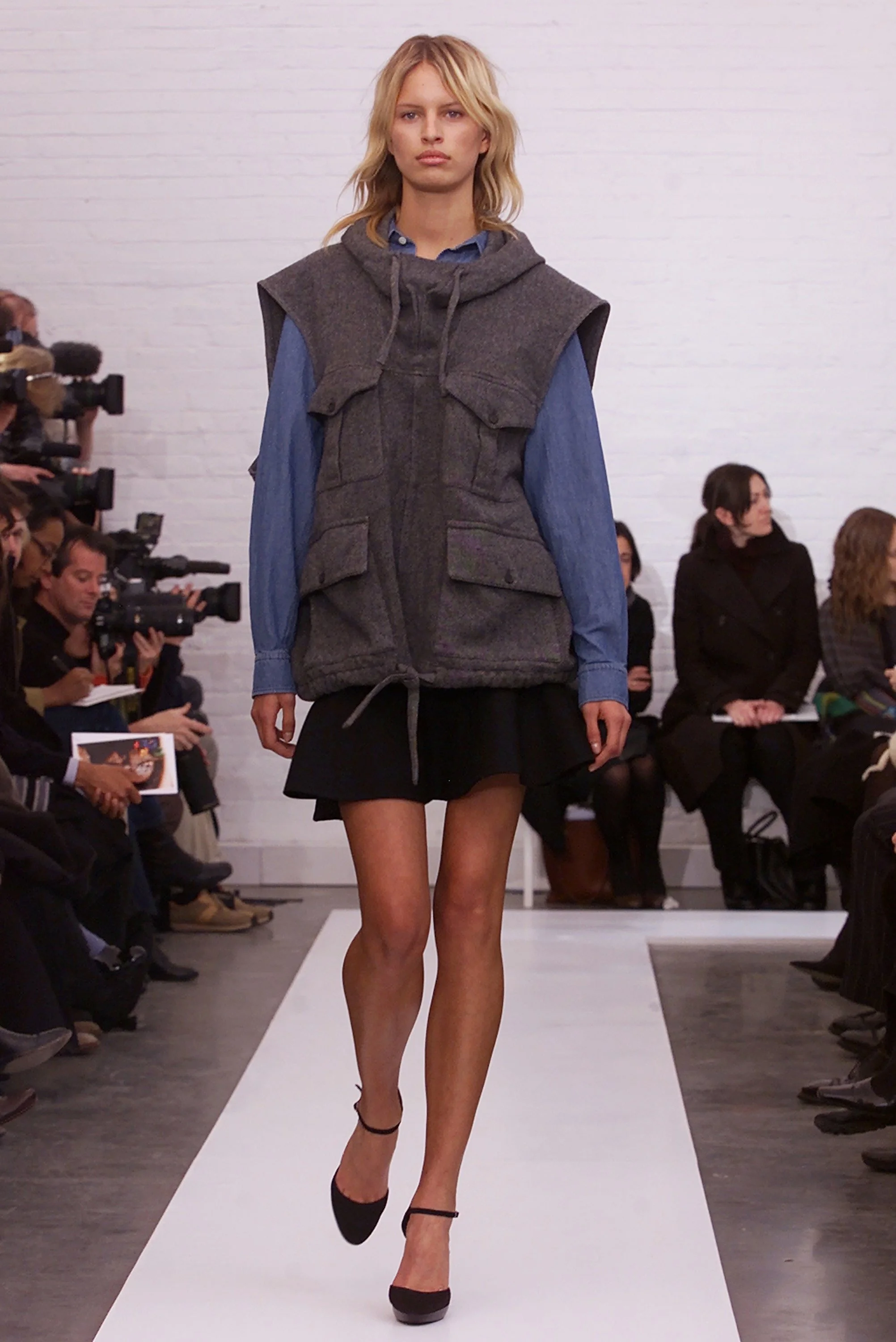balenciaga-fall-winter-2002-oversized-vest-hoodie-hood-gray-wool-nicolas-ghesquiere-vintage-archive-y2k-runway.JPG
