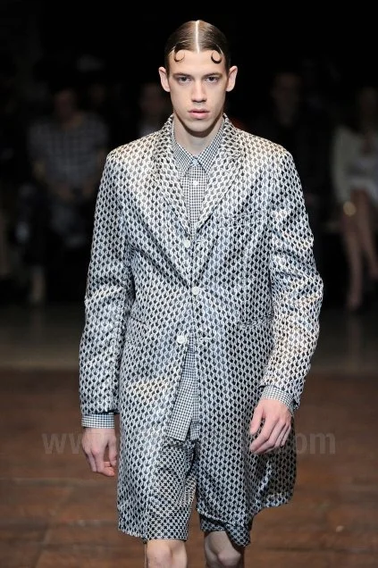 comme-des-garcons-homme-plus-spring-summer-2012-chain-jacquard-print-pattern-coat-ss-black-white-menswear-cdg-vintage-y2k-runway.jpg