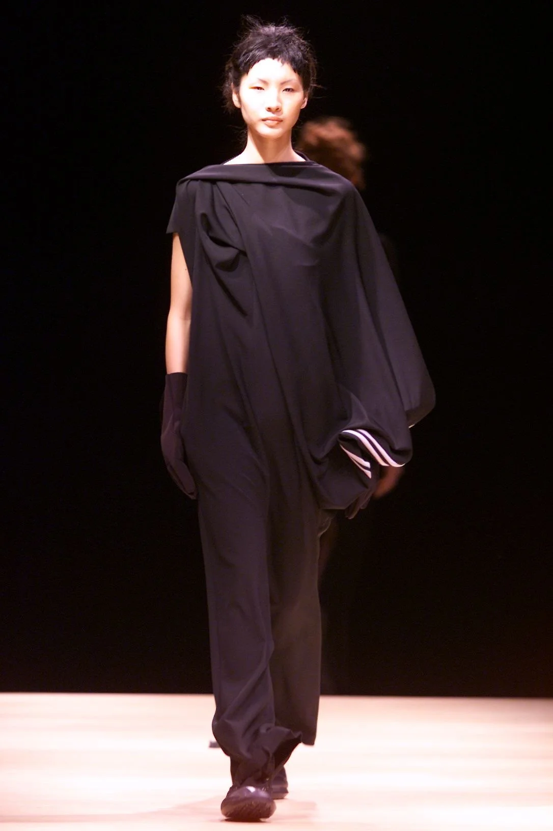 yohji-yamamoto-fall-winter-2001-fw-black-stripes-three-white-balloon-sleeve-asymmetrical-long-vintage-y2k-runway.JPG