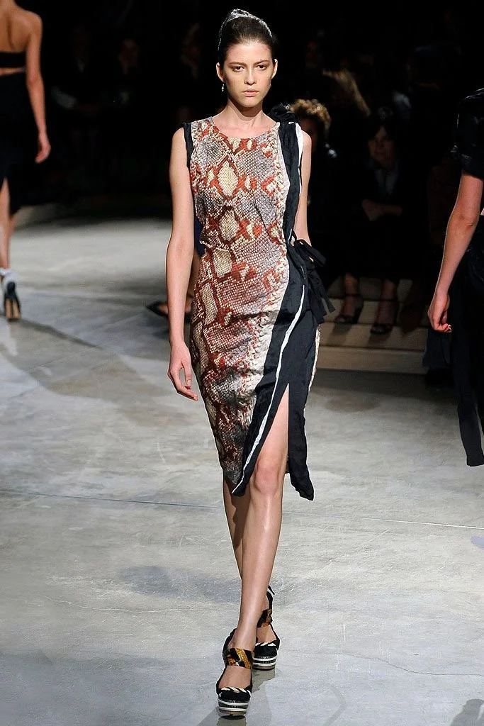 prada-spring-summer-2009-red-tie-closure-black-crinkle-pleated-fabric-hook-eye-and-vintage-archive-ss-y2k-runway.JPG