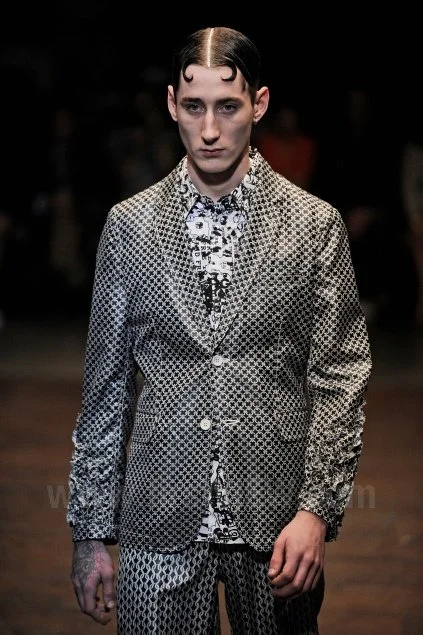 comme-des-garcons-spring-summer-2012-runway-chain-pattern-jacquard-print-jacket-blazer-black-white-vintage-y2k-menswear.jpg