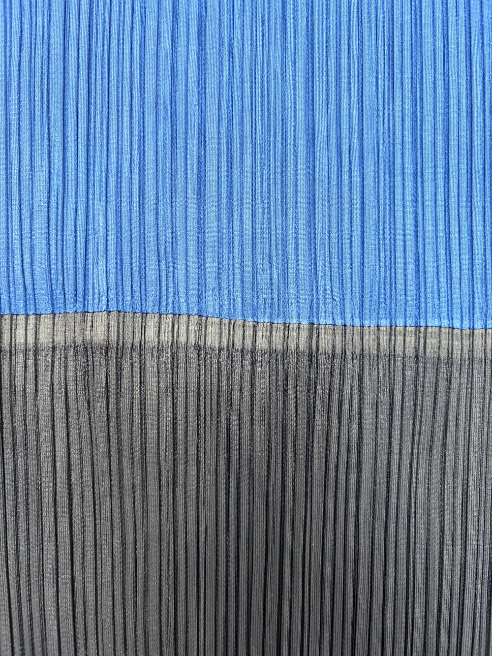 PLEATS PLEASE タンクトップ（オレンジ・黒・青） JUMP” This print series expresses a powerful leap. The lines