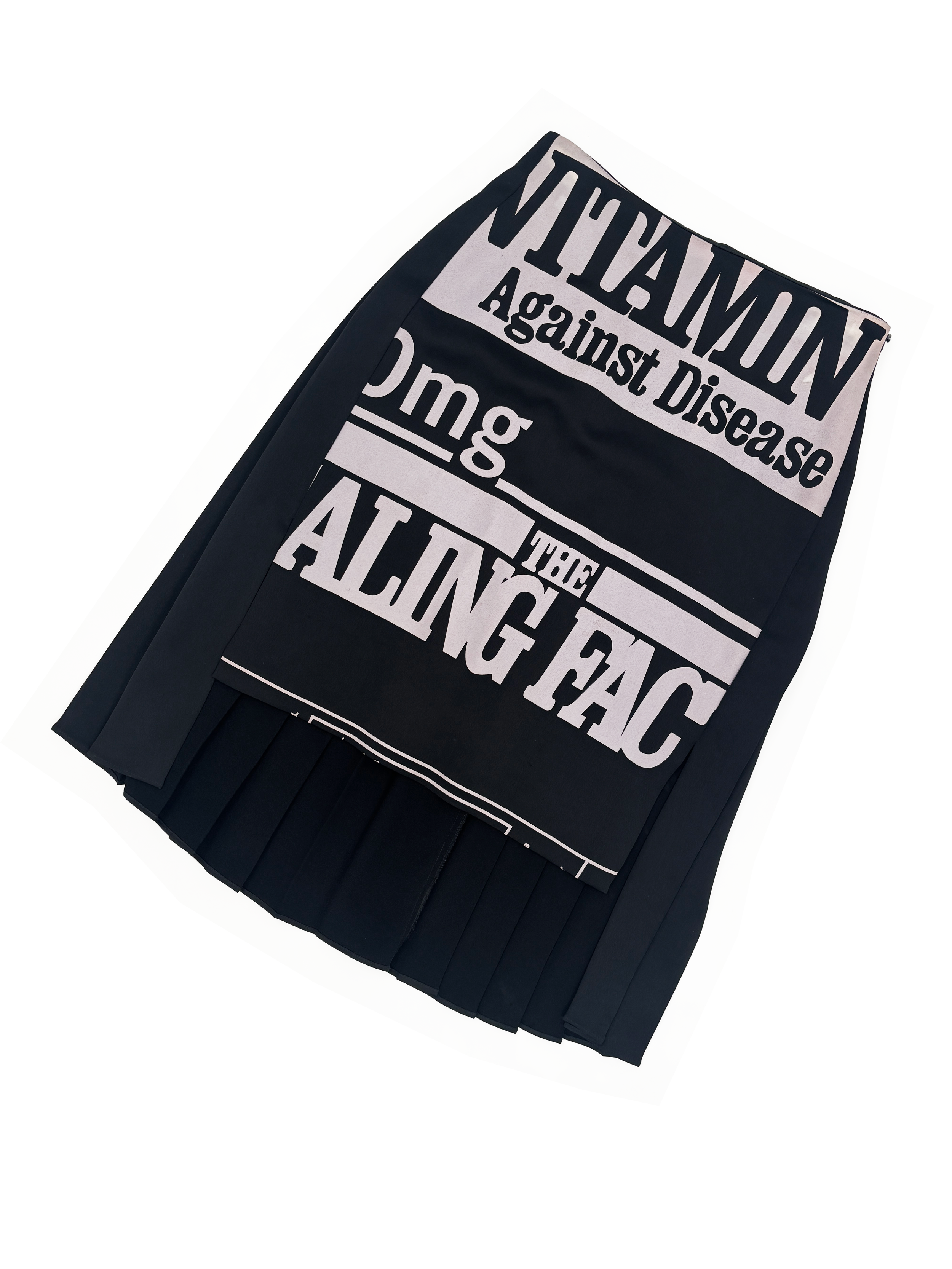 maison-martin-margiela-fall-winter-2018-line-1-newsprint-headline-print-gray-coated-pleated-skirt-black-gray-vintage.png
