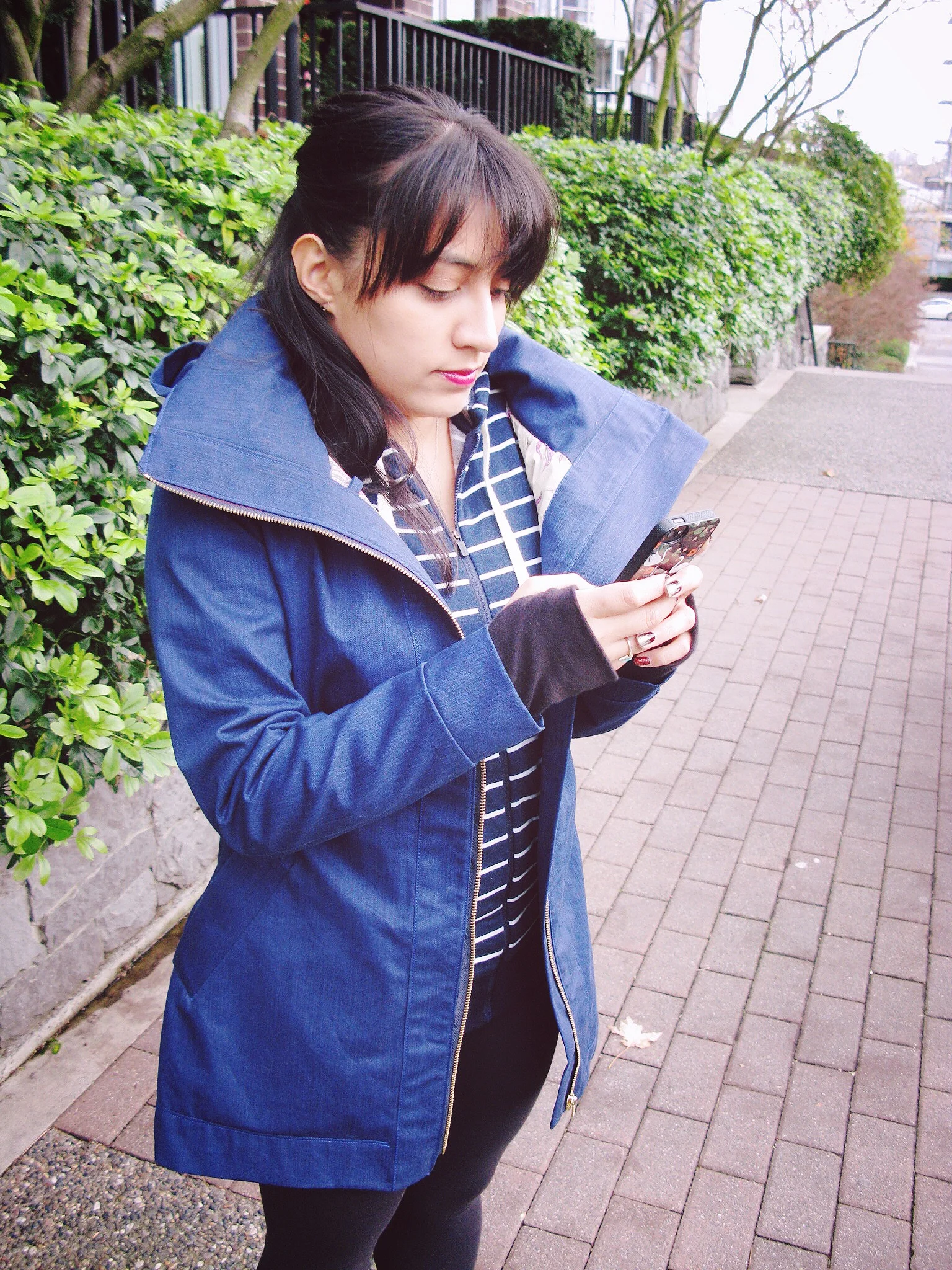 Important photo shoot texting! Actually that's a lie, I just wanted to show off the awesome 'thumb holders'