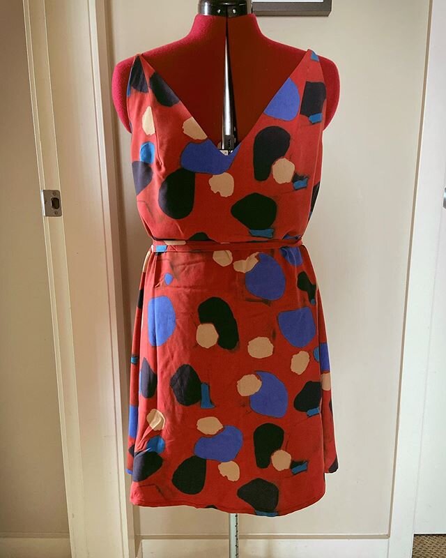 Sundays are for sewing! So excited by my #ddpensee dress! It came together so quick. Hoping for some good weather this week so that I can wear it out and get some nice pictures for the blog 😊

#deeranddoepatterns #blackbirdfabrics #BFprints #sewing 