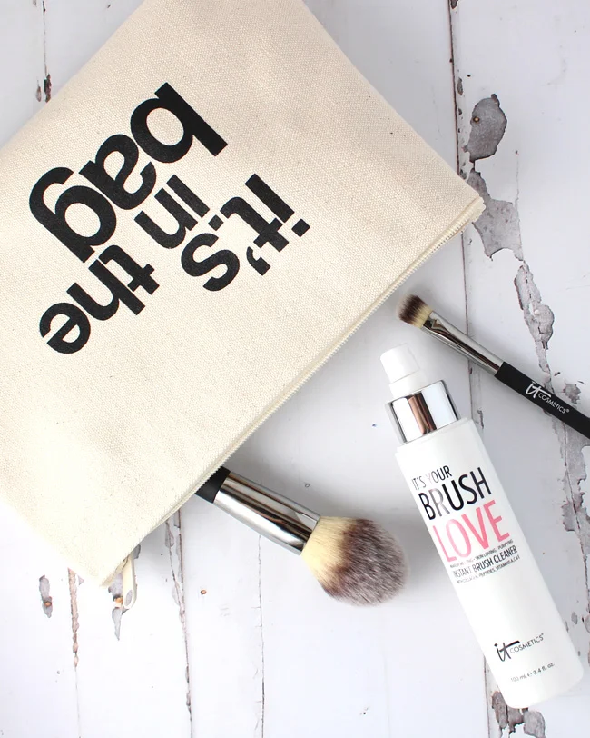IT's Your Brush Love Instant Brush Cleaner.