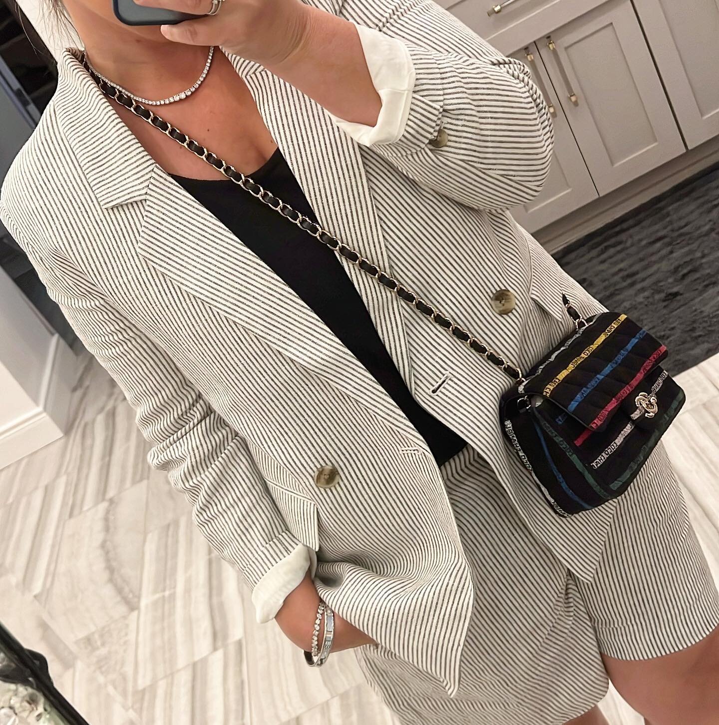 I&rsquo;ve got on that Summer Stripe Short Suiting&hellip;
#stripeonstripe #stripesdontmakeyoulookfat  #summer #stripe #linen #suiting #bossmode #chanel #worklook