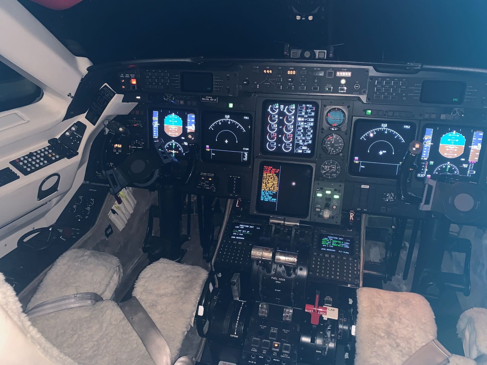 Gulfstream-IV-SN 1052 Cockpit.jpg