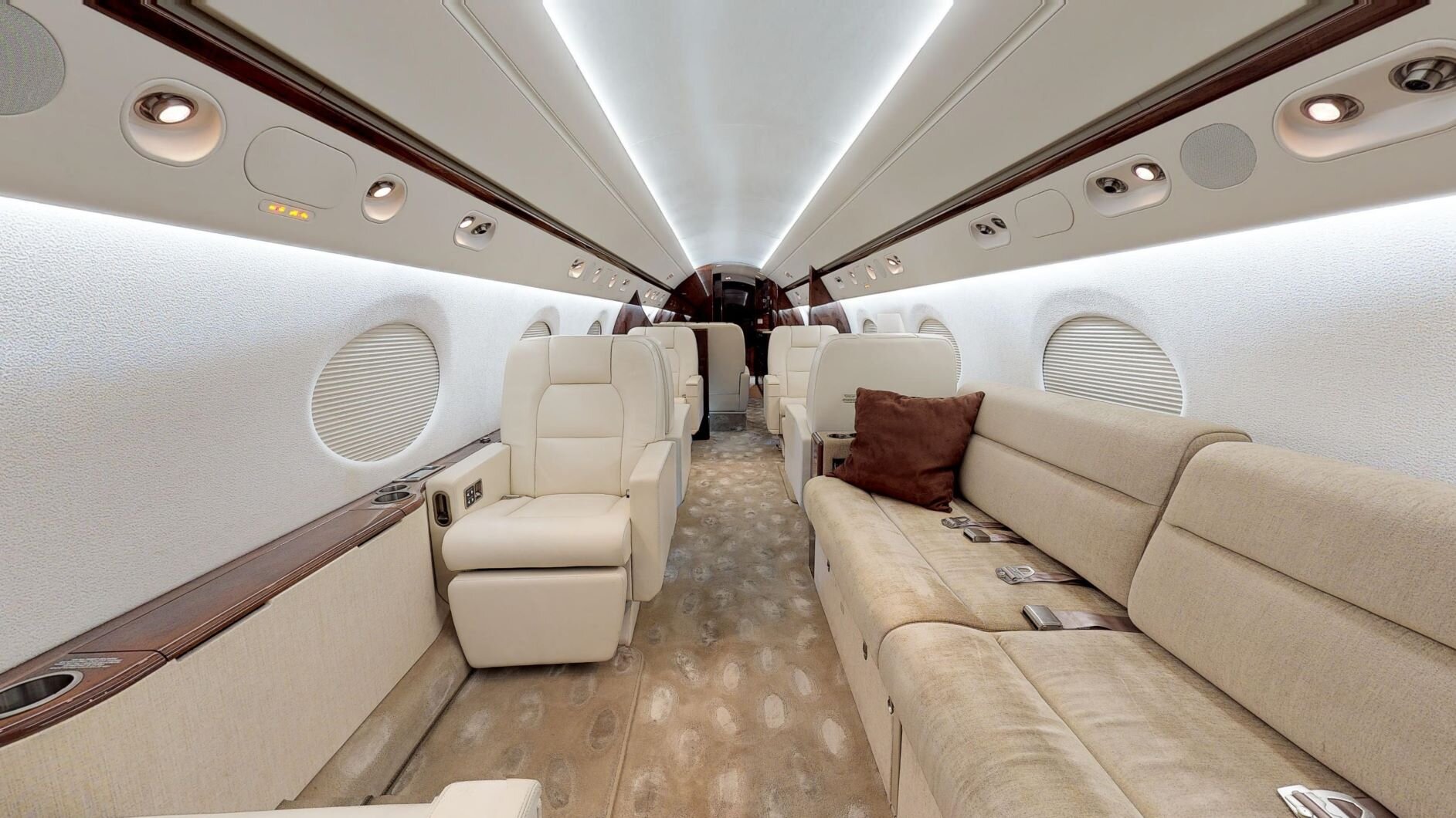 Gulfstream-IV-SN-1052-fwd cabin.jpg