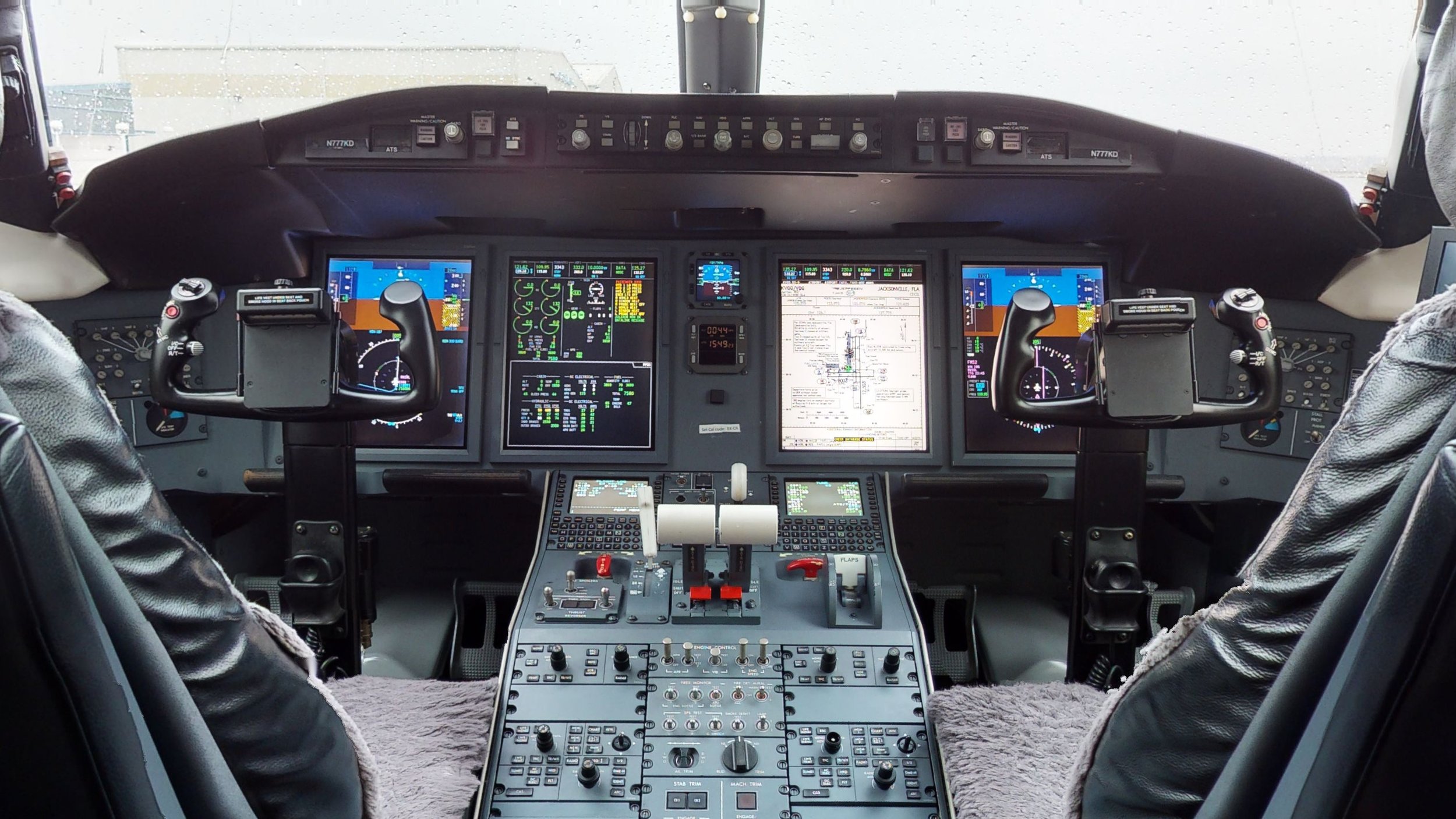 Challenger 605 6514 Cockpit.jpg