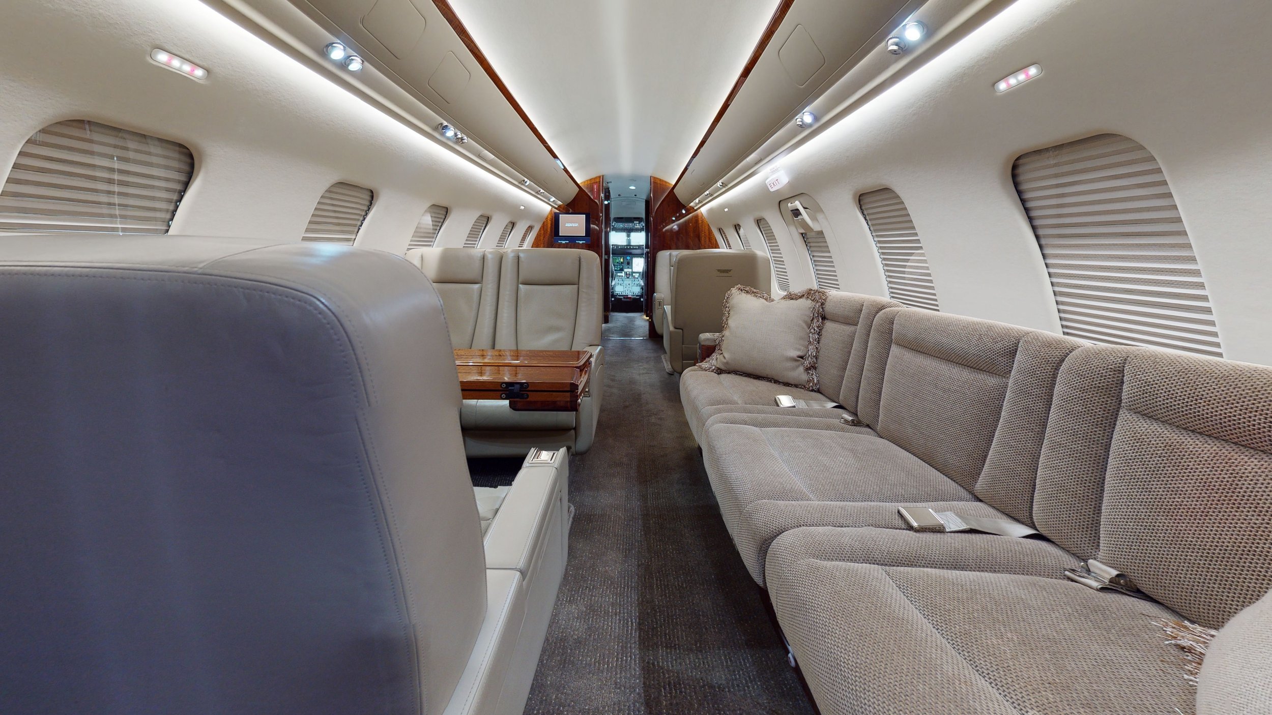 Challenger 605 6514 Interior.jpg