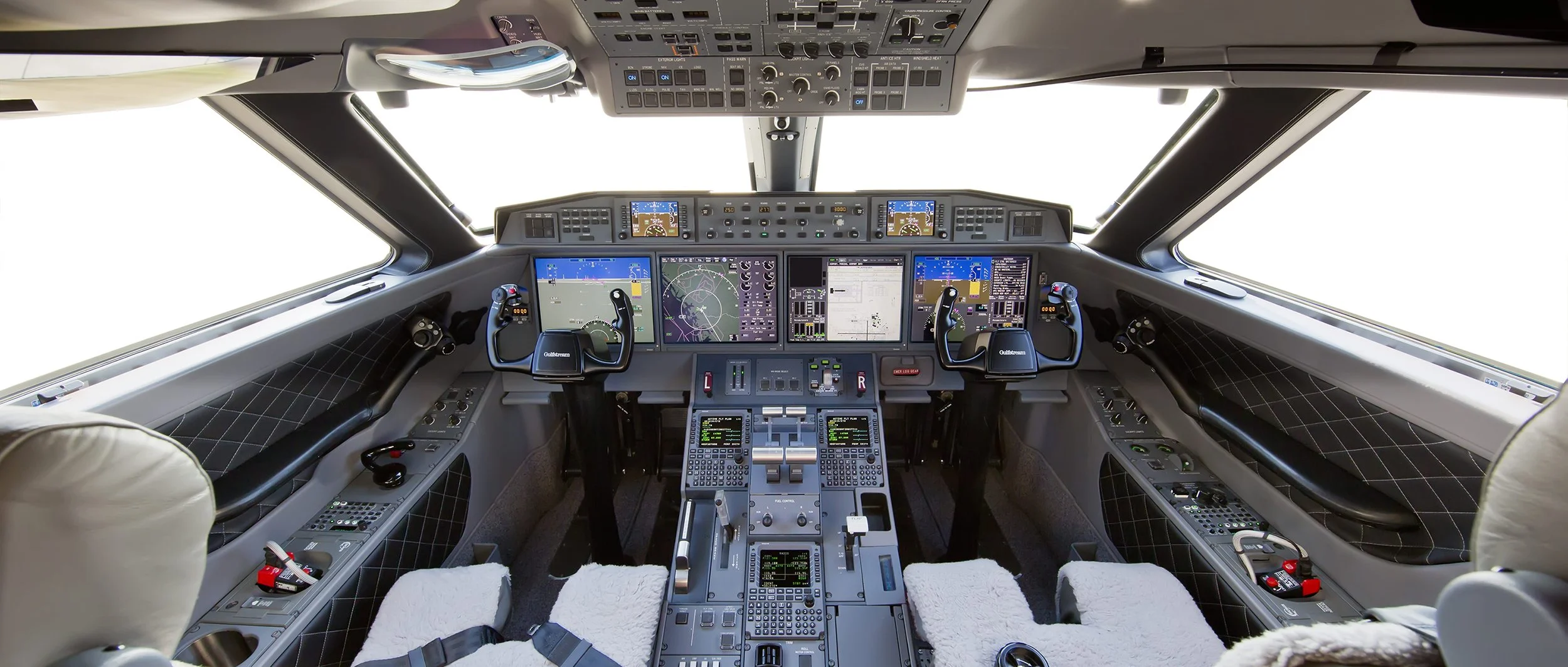 Gulfstream 650 cockpit 2.jpg