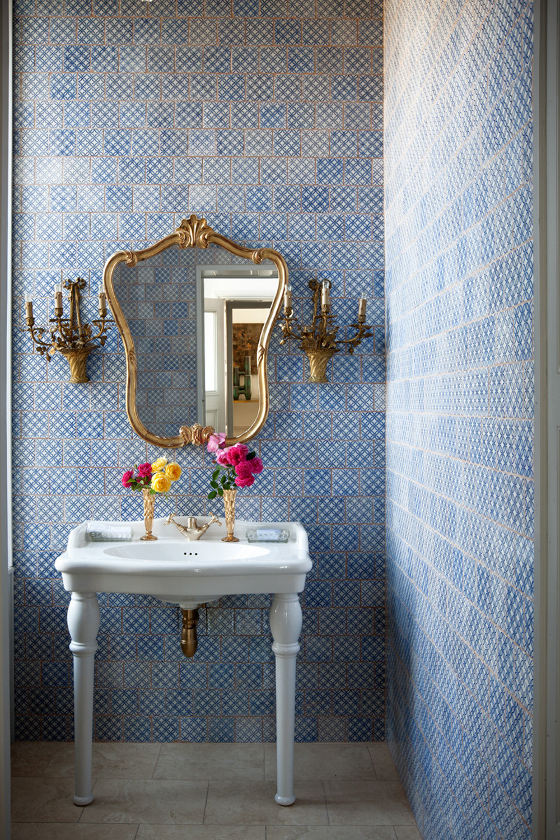 Marianne Coterie’s to die for chintzy bathroom