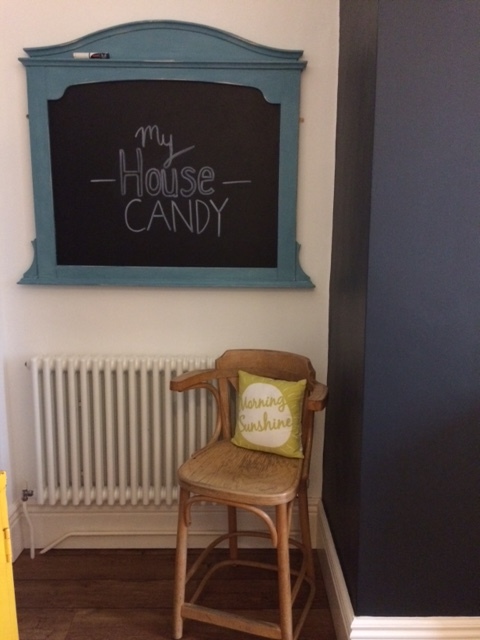 This blackboard used to be a mirror! I transformed it in a day with B&Qs Rustoleum chalk paint in Belgravia. I got a piece of plyboard cut to fit at the local DIY store and painted this with chalk paint. Simps.
