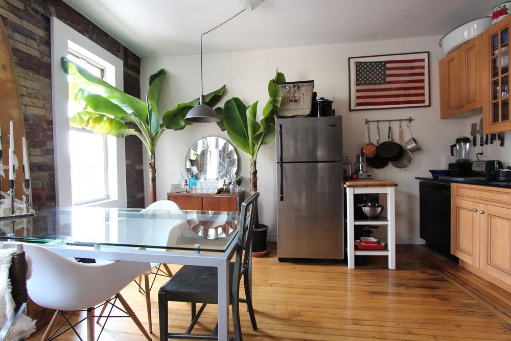 This 600 sq ft apartment didn't stop these dwellers from having an intimate dining space for themselves and their guests! See the whole house tour here on Apartment Therapy: http://www.apartmenttherapy.com/joey-house-tour-192227#_