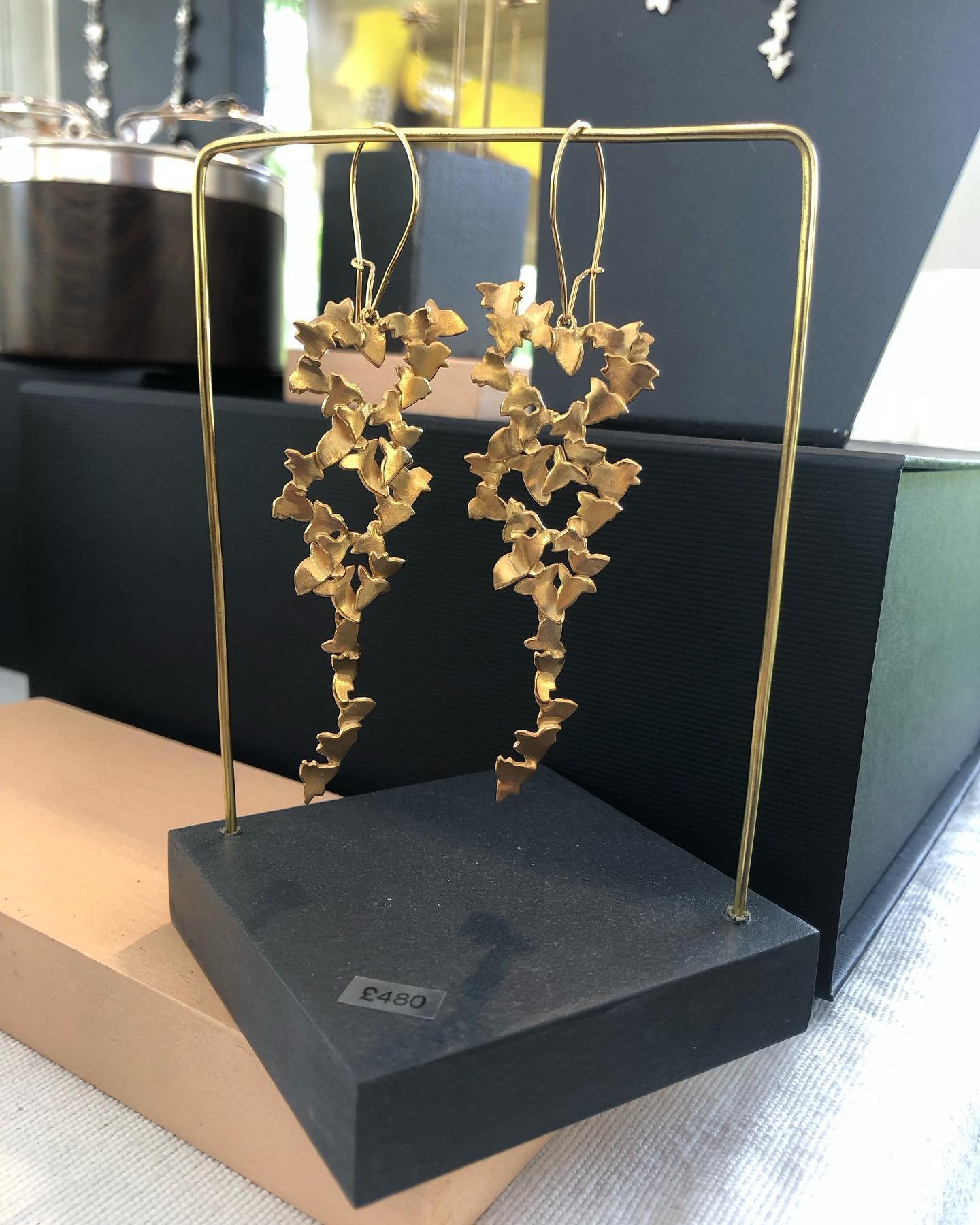 Trailing Golden Ivy earrings @craftinfocus fair.
Open all bank holiday weekend 9-6 (10-5 Monday).

#ivy #ivyearrings #ivyjewellery #statementearrings #rhswisley #goldearrings #trailingivy #fionamcalear#jewellerygram #jewelleryaddict