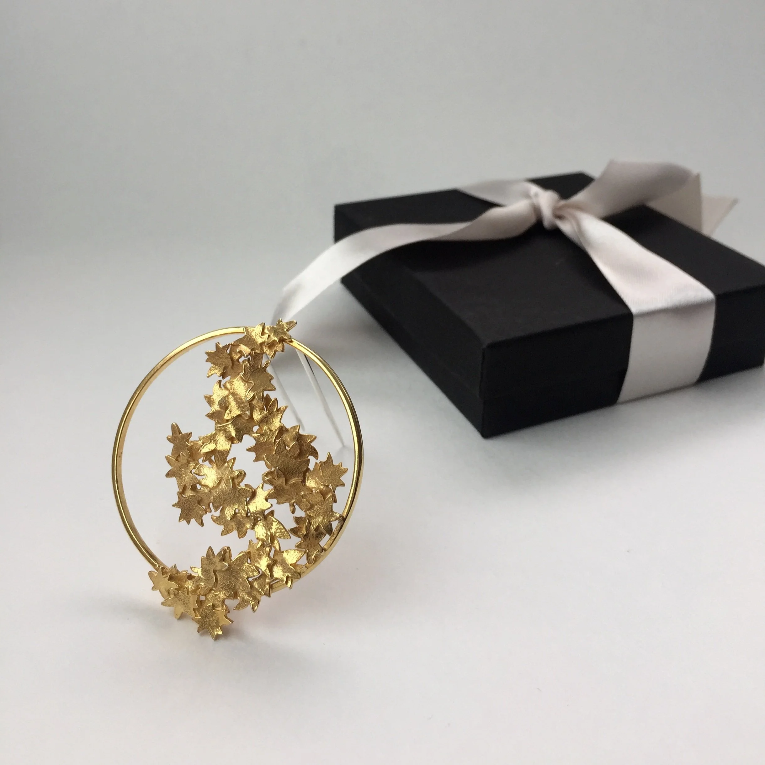 Garland+brooch.jpg