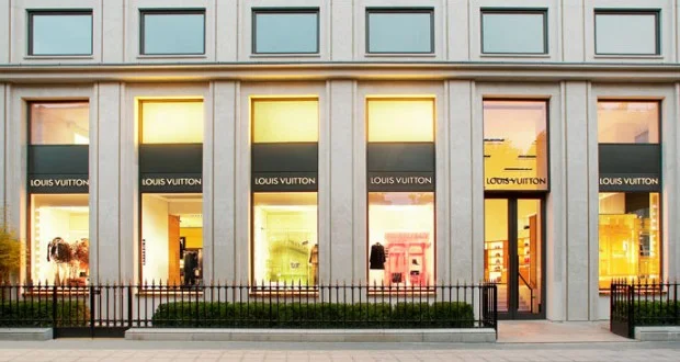 Louis vuitton on avenue mountain