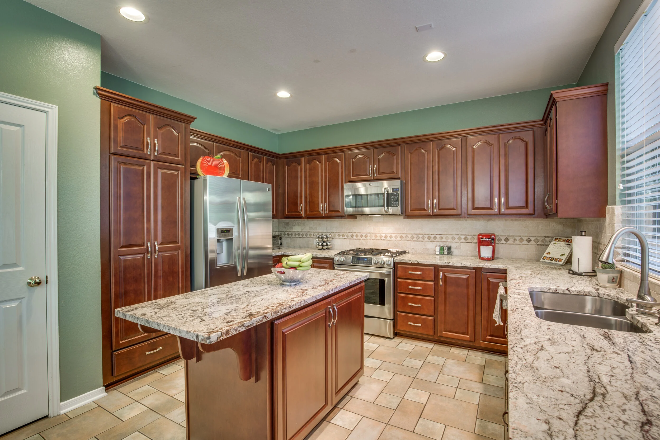 23-alden-glen-dr-spring-tx-1-High-Res-14.jpg