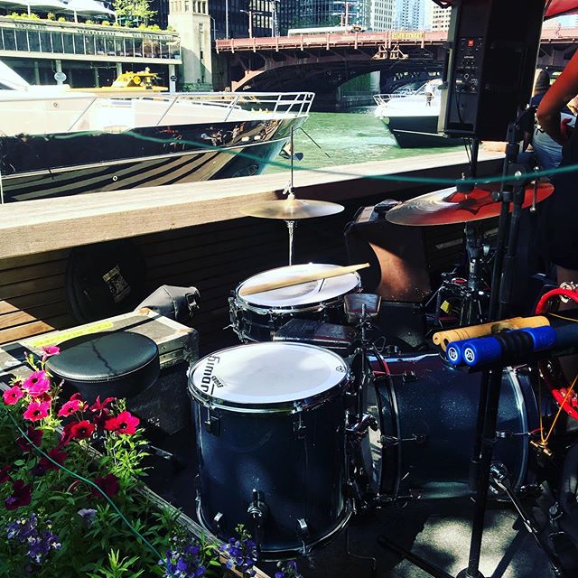 Drums, flowers, boats, and river.
#citywinerychicagoriverwalk #sandraantongiorgi