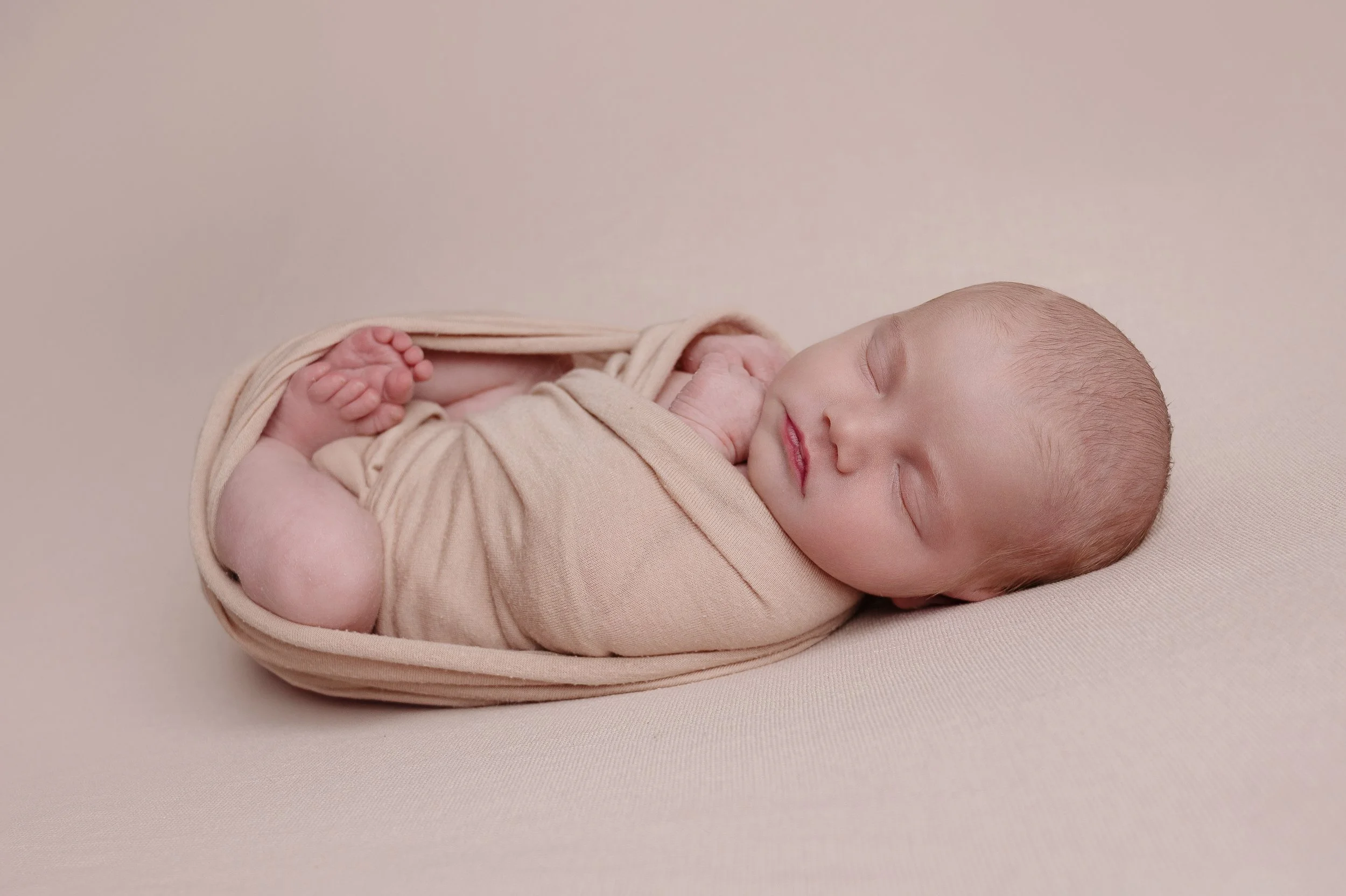 ewborn-wrap-photographer-west-london.jpg