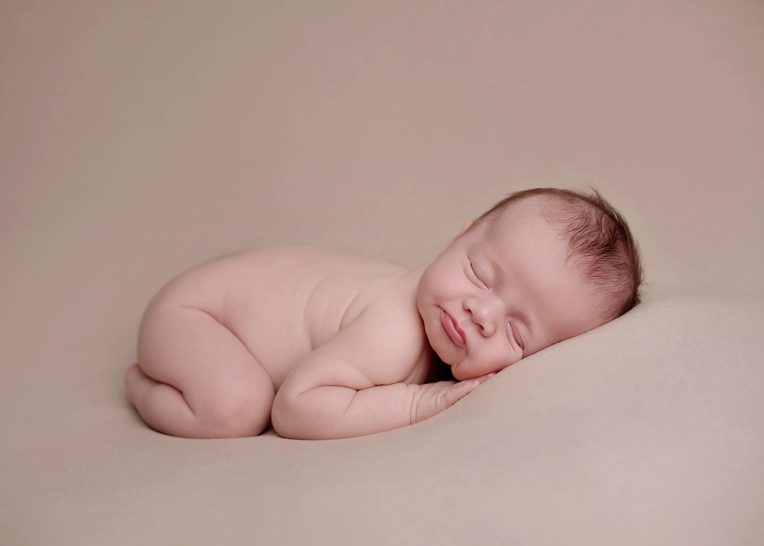 newborn-sleeping-simple-photography-hillingdon.jpg