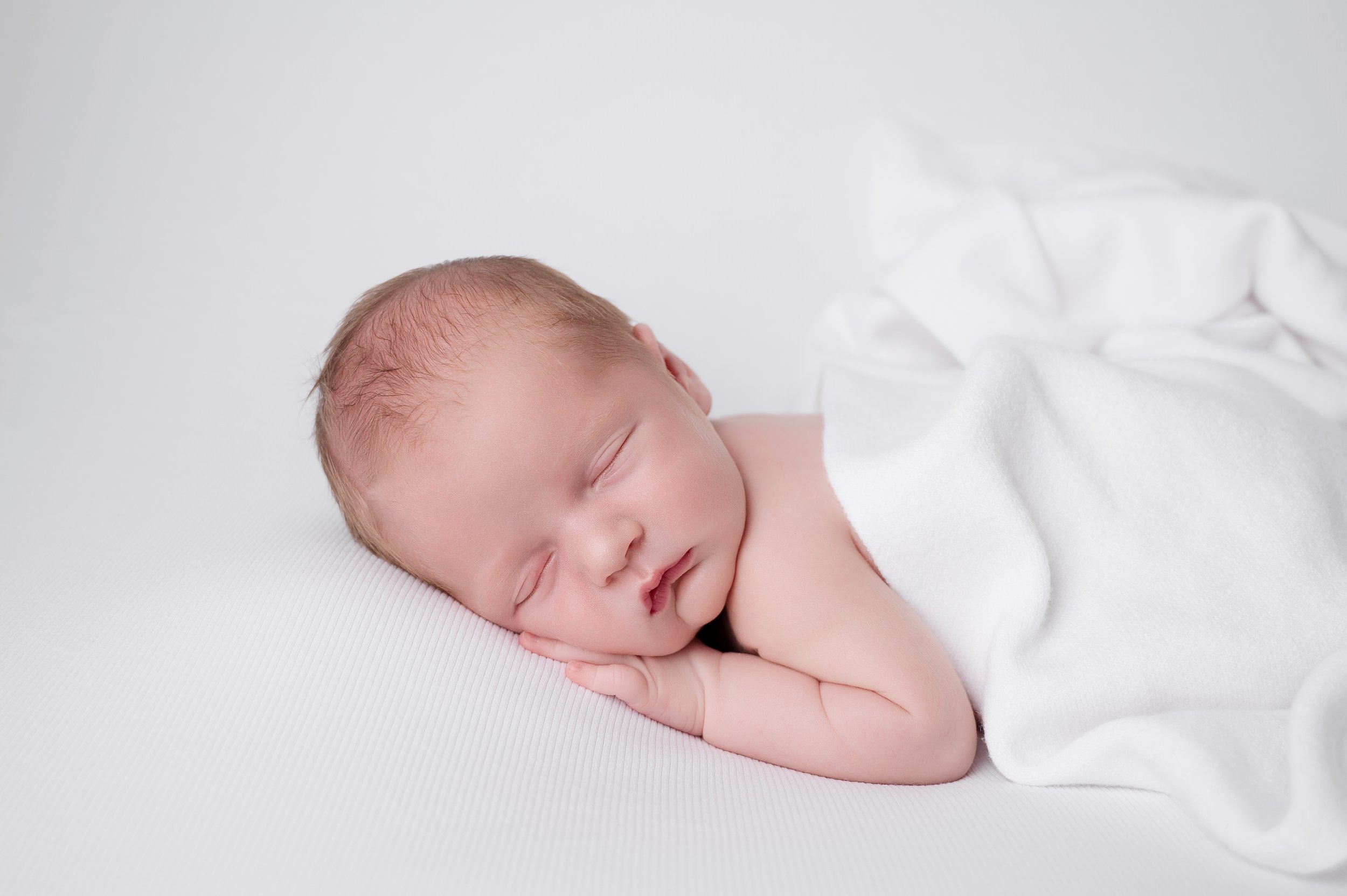 newborn-sleeping-simple-photography-rushmoore.jpg