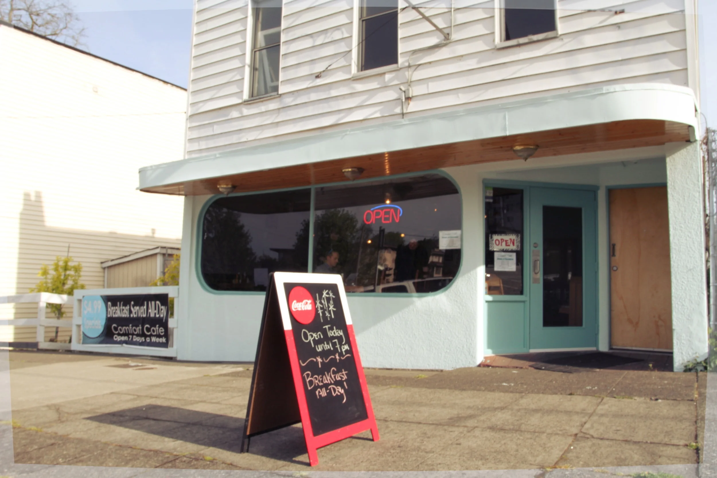24-Hour Diner Opens on West Hewitt 