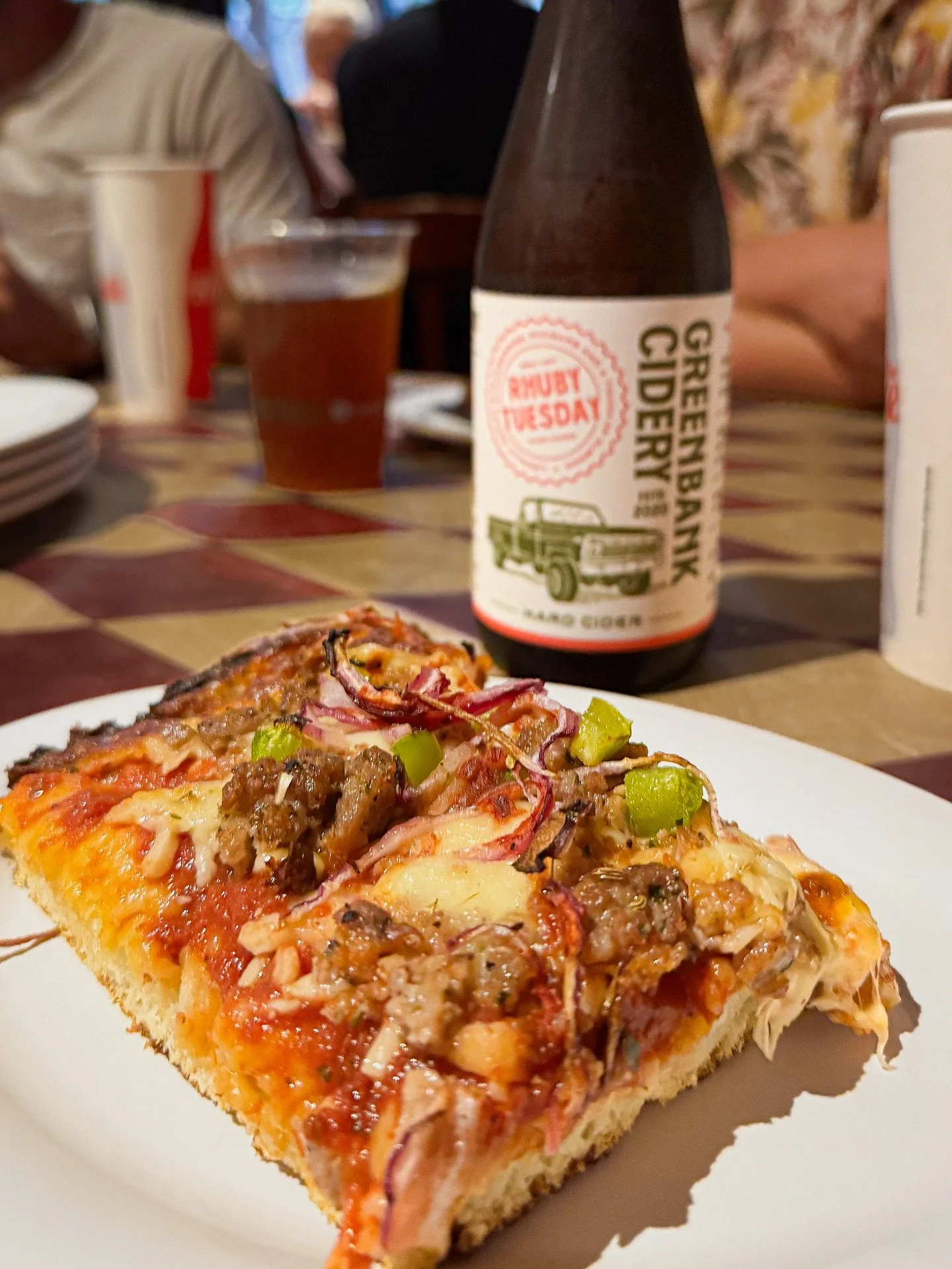 🏒 Heading to a concert or the puck drop at @aotwarena ? 
Before you dive into the action, swing by Brooklyn Bros. Pizzeria in Everett for a pre-show feast 🍕🍗

From giant NY-style pies to killer wings, calzones, and sweet desserts like cannoli &amp