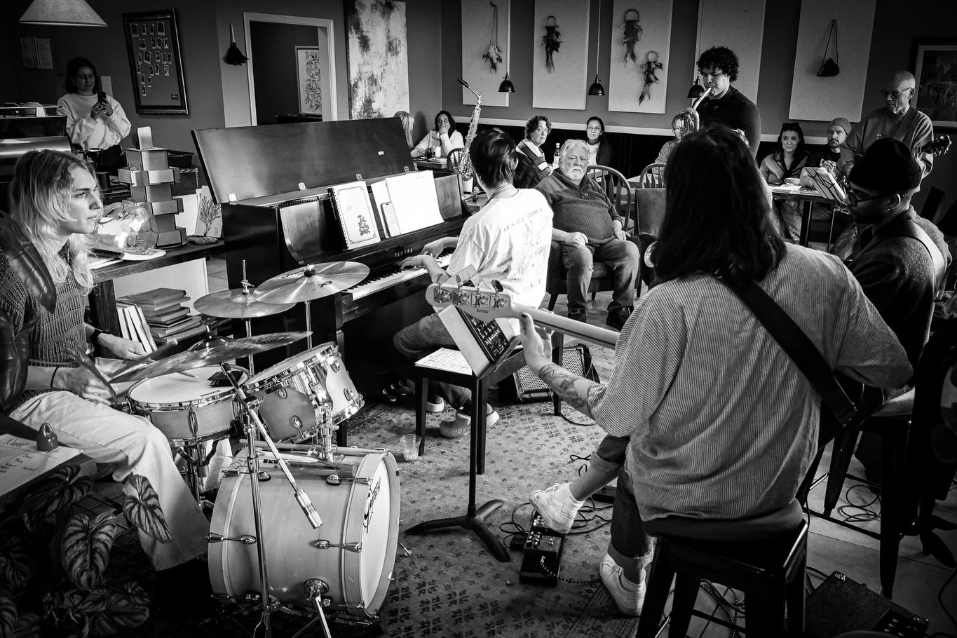 Everett has long been known as a rock city, but there is a new jazz scene emerging on North Broadway. 🎷☕️

Tucked &ldquo;in the pocket&rdquo; near Everett Community College, @butternotescafe is a sanctuary for creatives. Whether you&rsquo;re there f