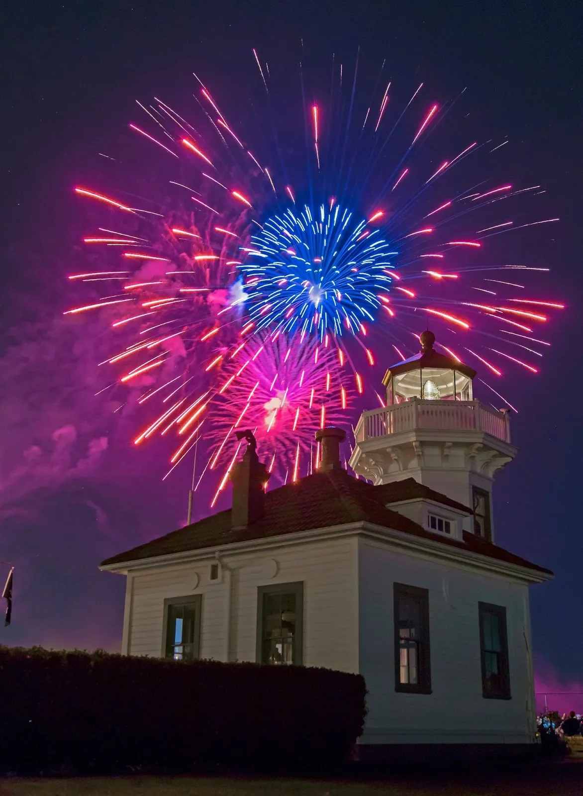 mukilteo-lighthouse-festival-fireworks.webp