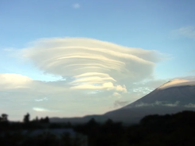 Layers of rotor clouds hanging from the sky. 
