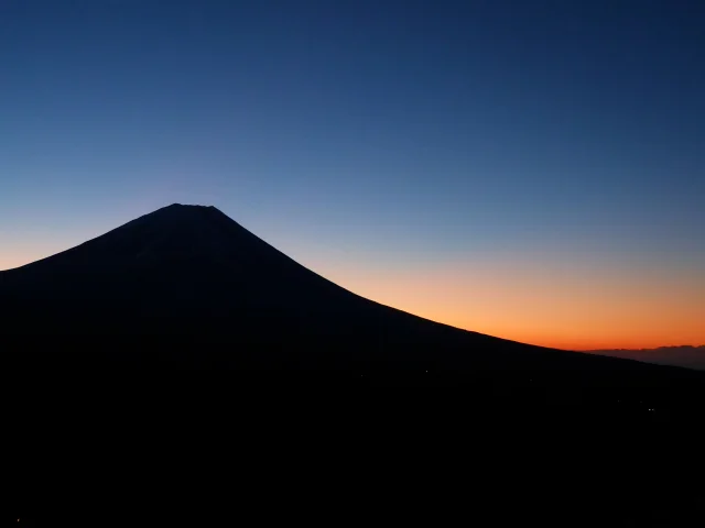  A sharp silhouette of Mt. Fuji against the sky at dawn on New Year's Day 