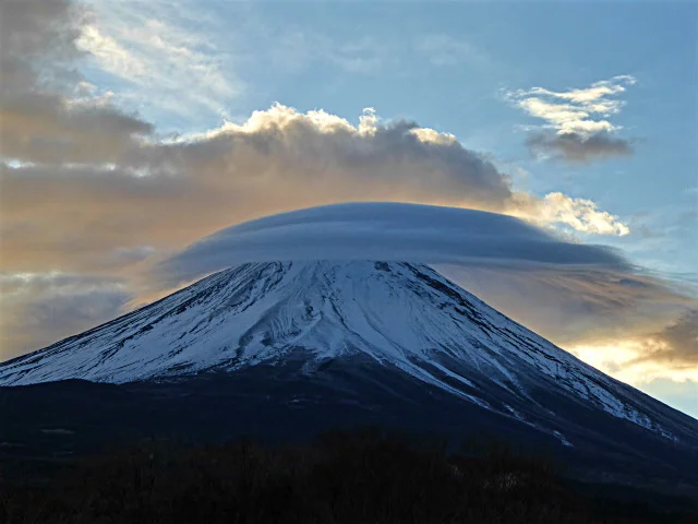  Extended cap clouds showing the texture of its inner part on a windy morning 