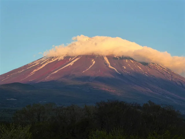  Early appearance of 'Akafuji', red Fuji, with white streaks of remaining snow and ice 