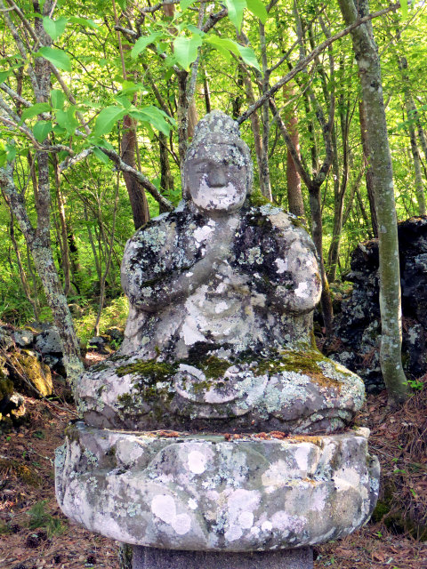  An aged stone image in the precinct of Mutsumuro Sengen Shrine merged perfectly with its surroundings 