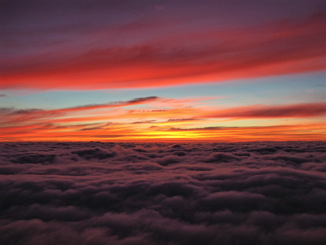  The eastern sky seen from Mt. Fuji glowing with purple and crimson at dawn 