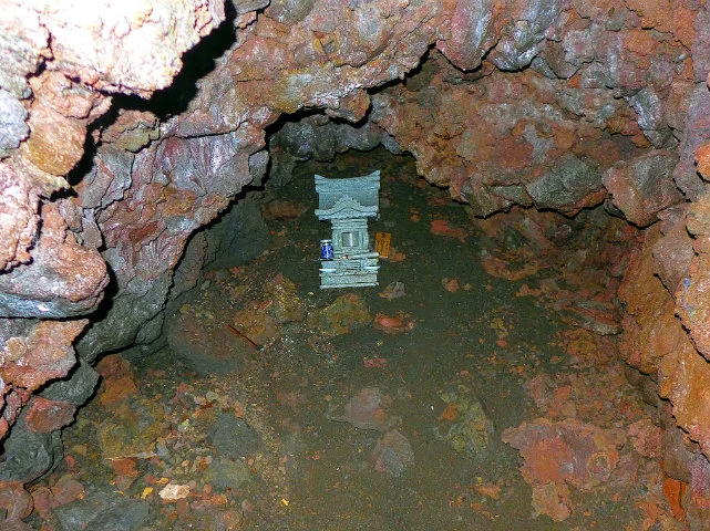 Tainai-Jinja-Höhle-05_2.jpg