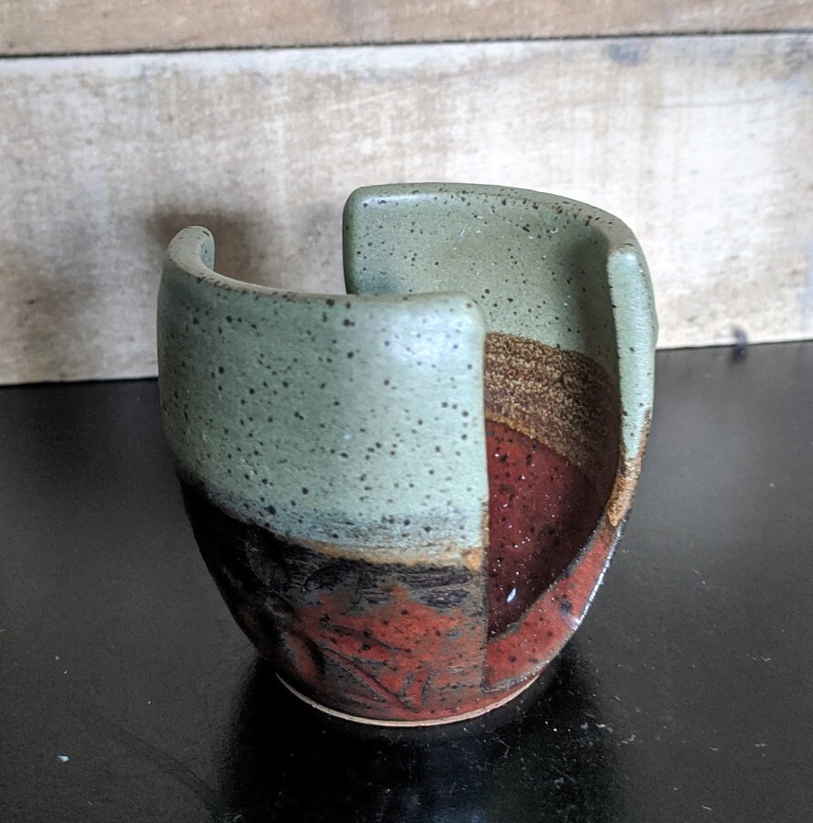 Sponge holder of natural earth tones