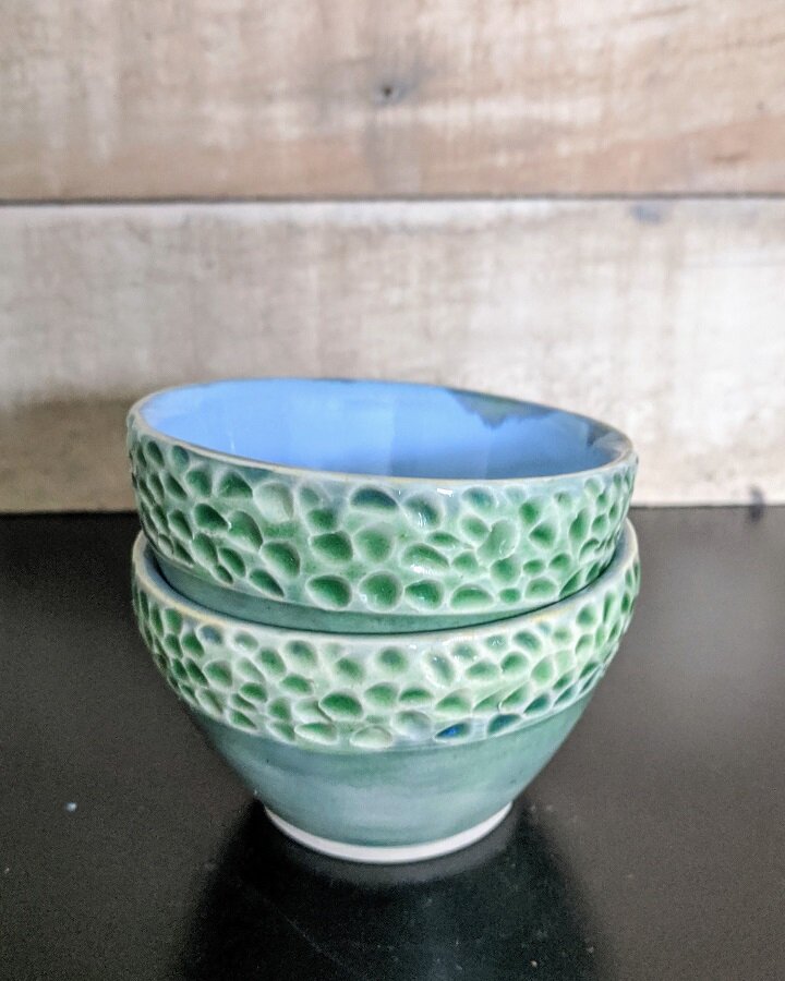 Mini stack bowls with textured rim