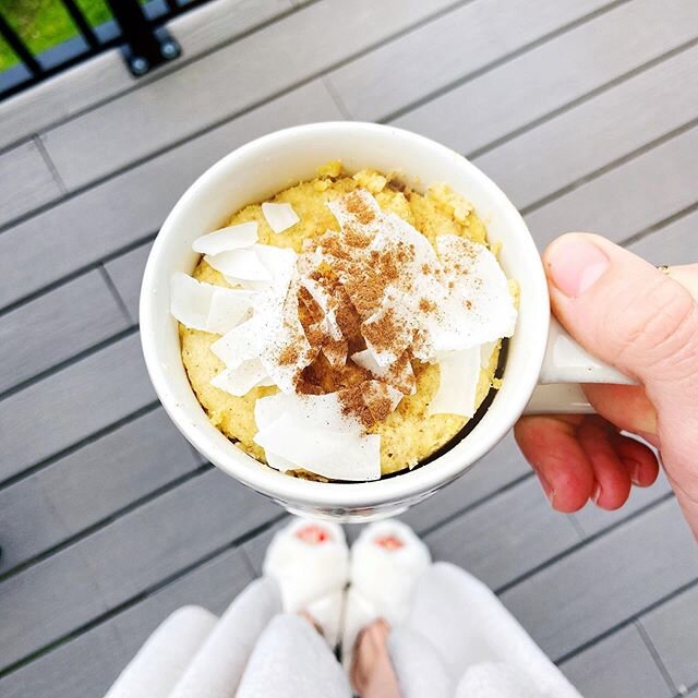 &bull; fluffy banana coco mug cake &bull; 🧁
Taking it back to my roots with this super fluffy and moist mug cake 😋 I&rsquo;ve been so inspired by some of the food influencers and their super creative recipes, and feel like I&rsquo;ve been non stop 