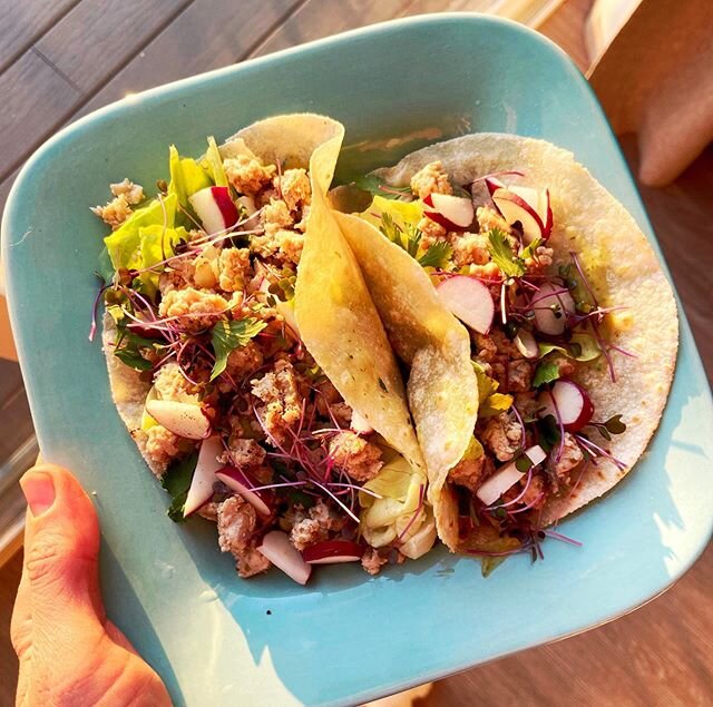 &bull; turkey tacos &bull; 🌮🌮
It was Tuesday - I had the best ground turkey meat from @herbanmarket1 and some @sietefoods tortillas - so I turned on the salsa music and went to work! 💃🏼 So glad I found @thedefineddish blog - so many delish recipe