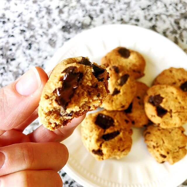 &bull; tahini choc chunk &bull; 🍪 
Woke up with a hankering for some chocolate chip cookies - which TBH is pretty rare! #quaratinecravings are real y&rsquo;all 🤤 So I found the most delish recipe with tahini as the main ingredient - little guys wer